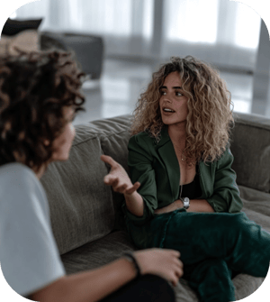 totalabogados_55893_Abogada_junto_a_otra_persona_es_una_escen_6e59b81b-9d19-4c9d-b6c8-8cc27b015f51_2 1 totalabogados_55893_Abogada_junto_a_otra_persona_es_una_escen_6e59b81b-9d19-4c9d-b6c8-8cc27b015f51_2 1